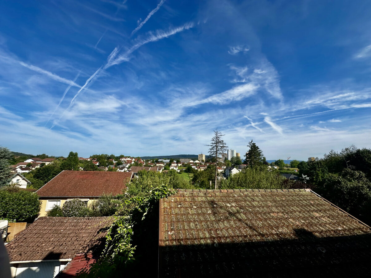 MAISON MITOYENNE AVEC BALCON EN IMPASSE À BAVILLIERS