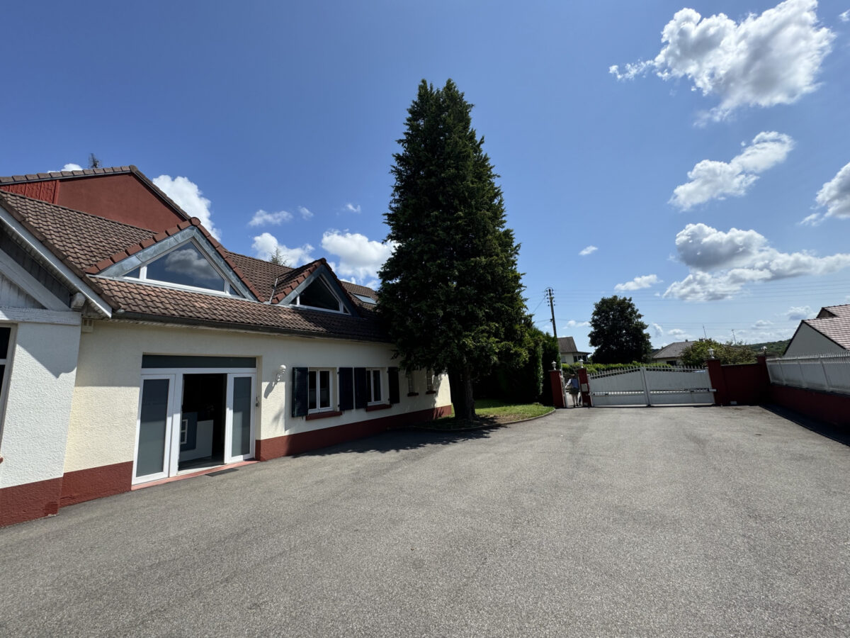 BUREAU DE PLUS DE 200 M2 EN SUPERBE ÉTAT AVEC GRAND PARKING