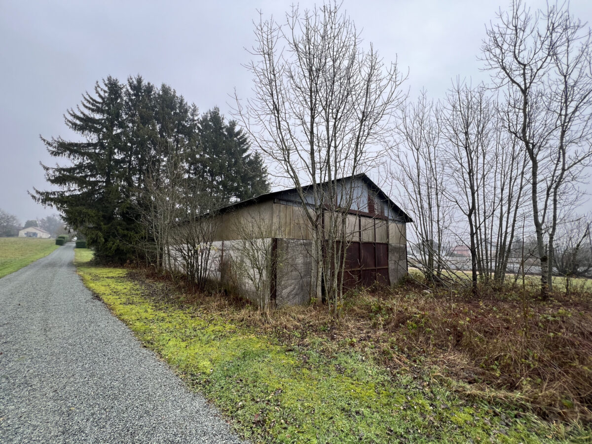 HANGAR DE PLUS DE 160 M2 EN IMPASSE SUR 7 ARES DE TERRAIN