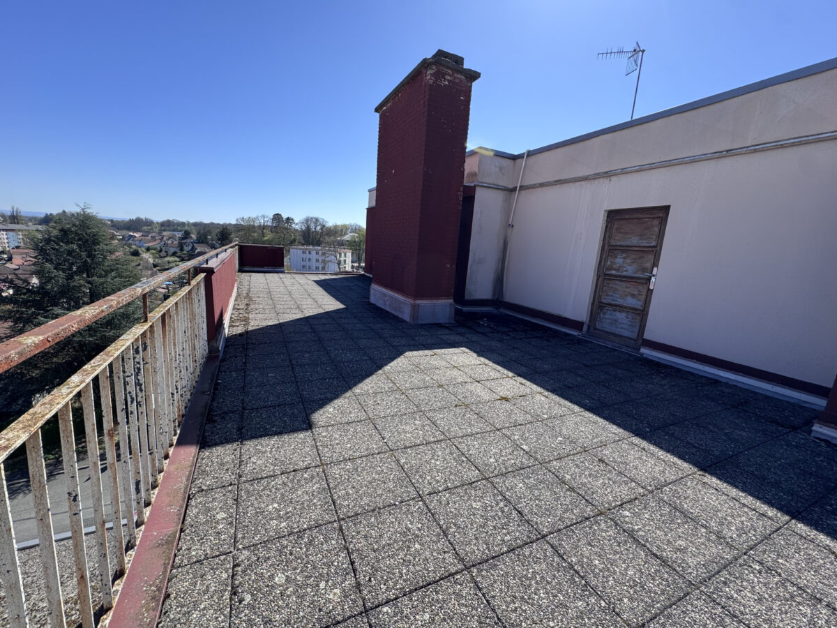APPARTEMENT F2 EN ATTIQUE AVEC TERRASSE ET PLACE DE PARKING