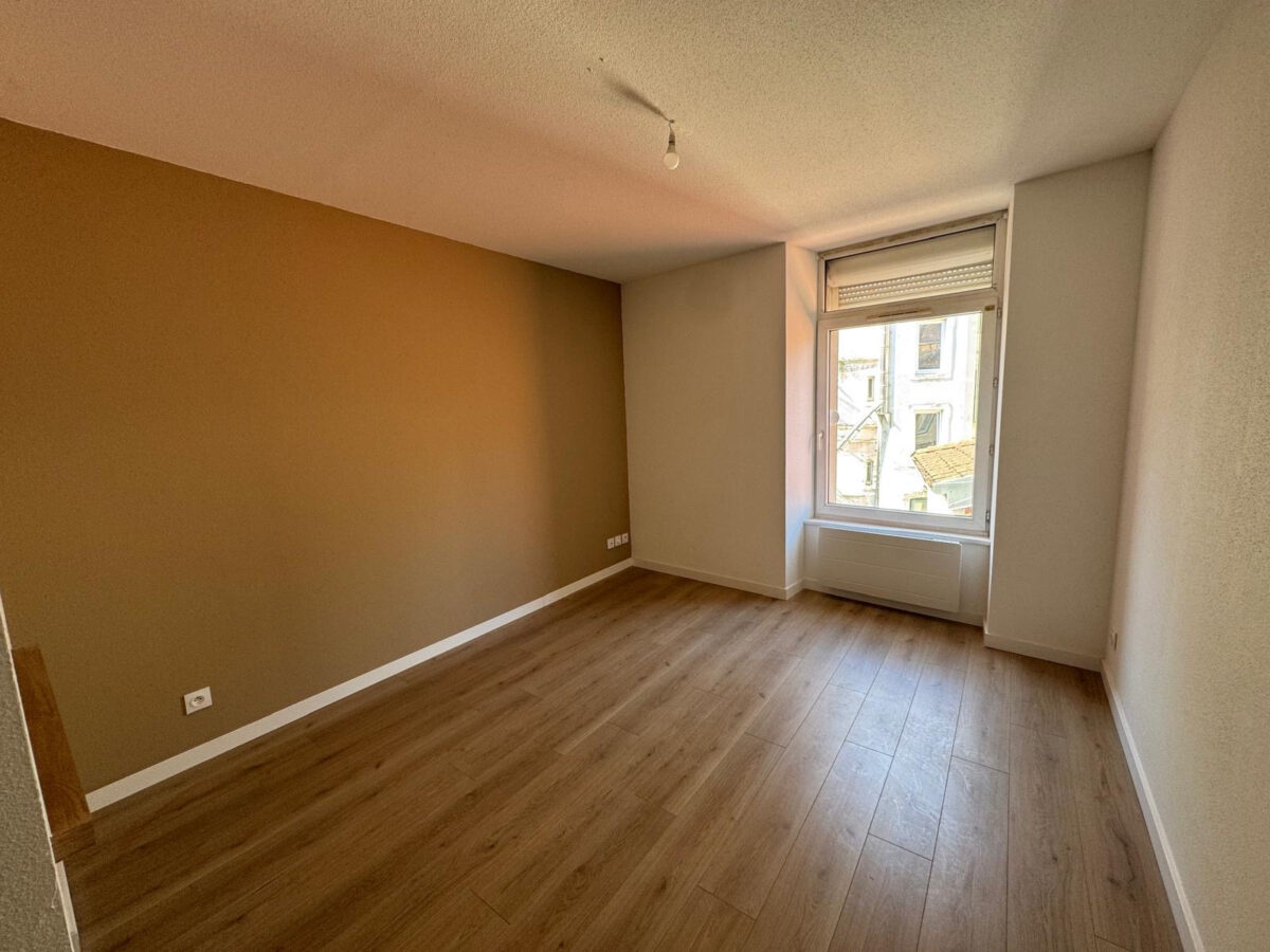 APPARTEMENT DE F1 ENTIÈREMENT RENOVÉ AU CENTRE VILLE DE BELF