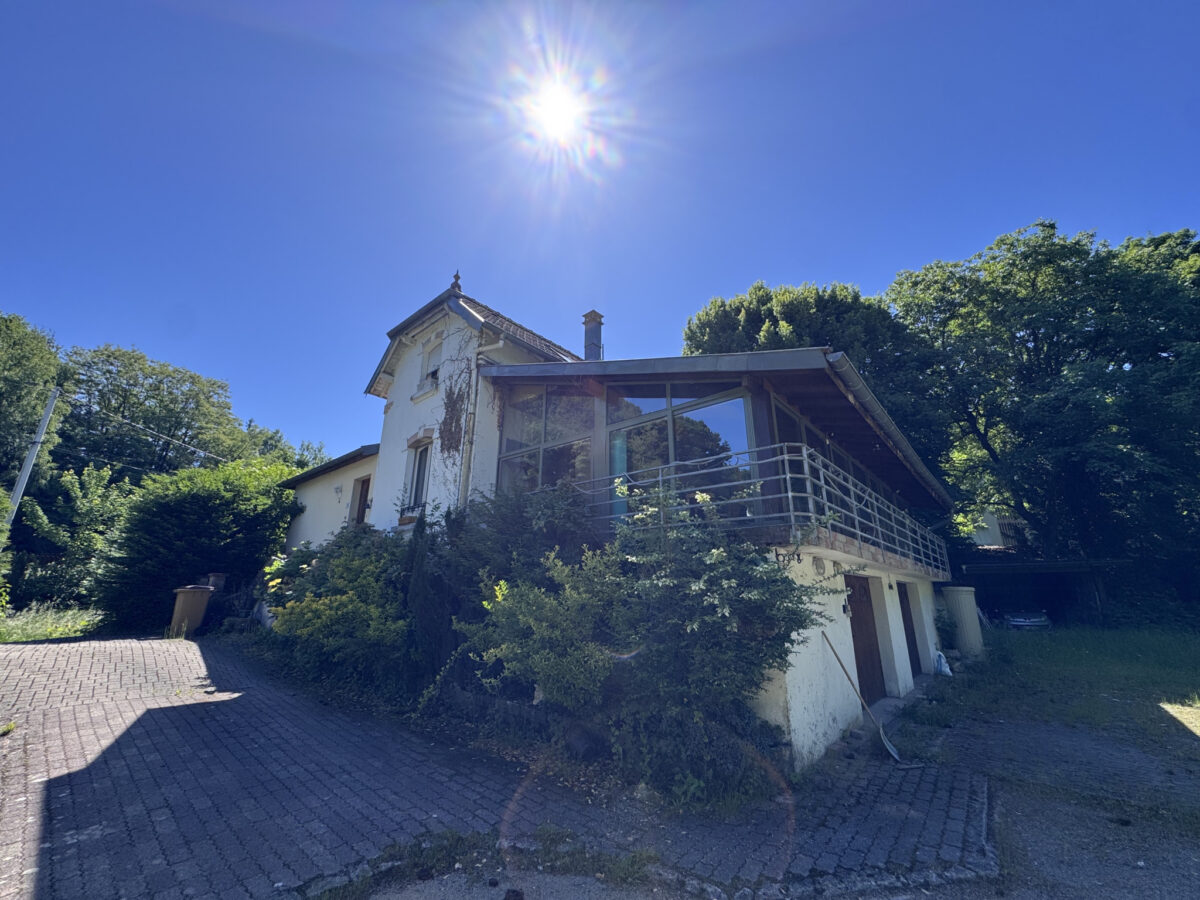 MAISON DES ANNÉES 30 TRES BIEN TRENTRENUE SUR UN PARC DE 30