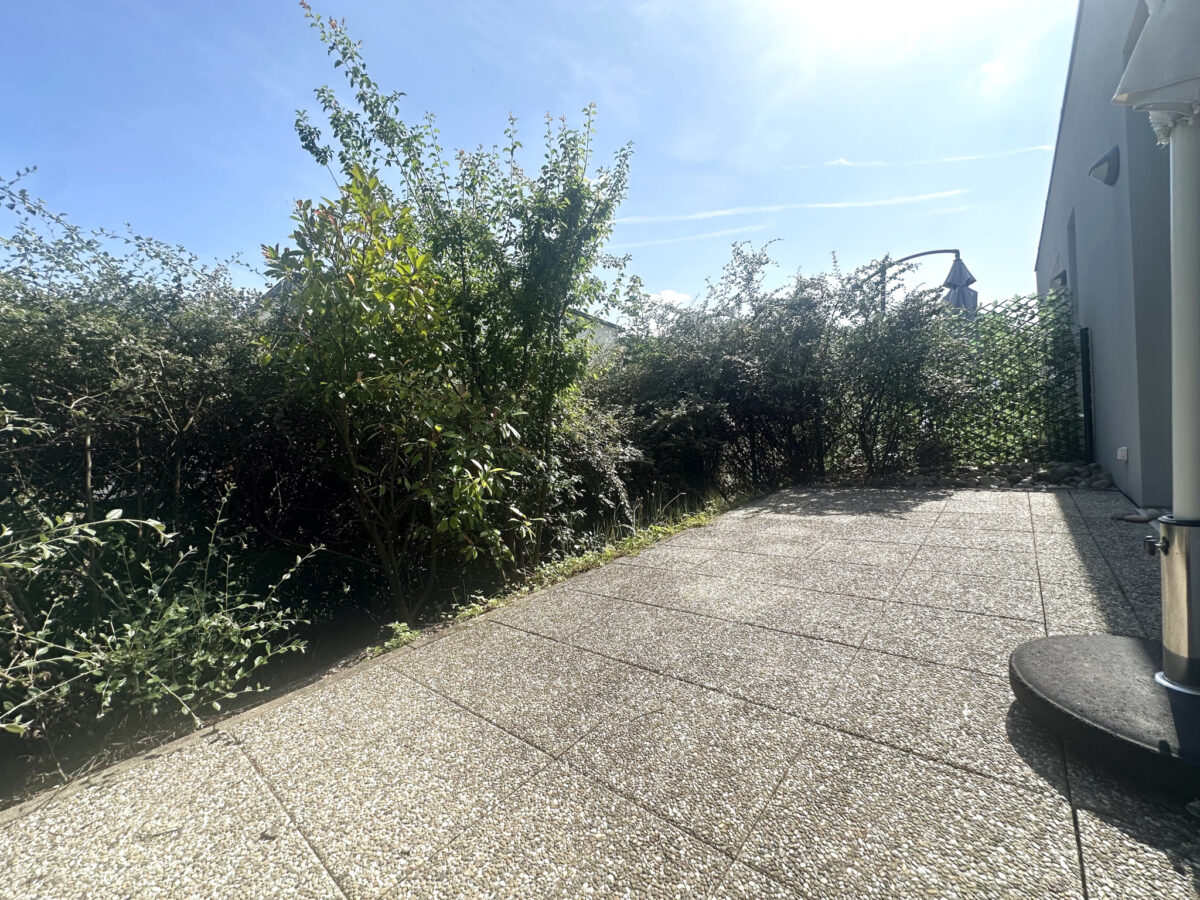 RARE À LA VENTE   Studio meublé avec terrasse, à deux pas de